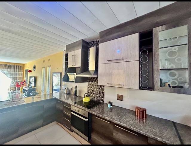 2 BEDROOM APARTMENT FOR SALE IN VANDERBIJLPARK CW 3